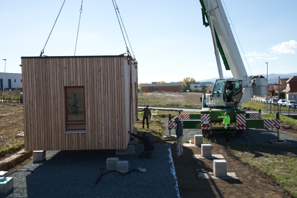 Prekládka mobilného domu v okolí Prešova pomocou žeriavu Terex Demag AC 55L.