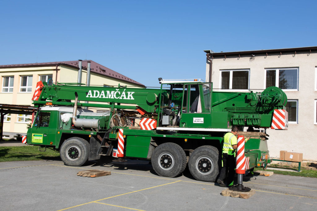 Adamčák s.r.o. - žeriavnicke práce v okolí Prešova a Bardejova. Inštalácia teplených čerpadiel v Raslaviciach.