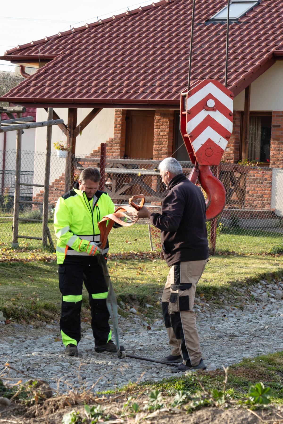 Žeriavnicke práce pri konštrukcii strechy rodinného domu v lokalite Záhradné pomocou autožeriavu Tatra 815 AD 28.