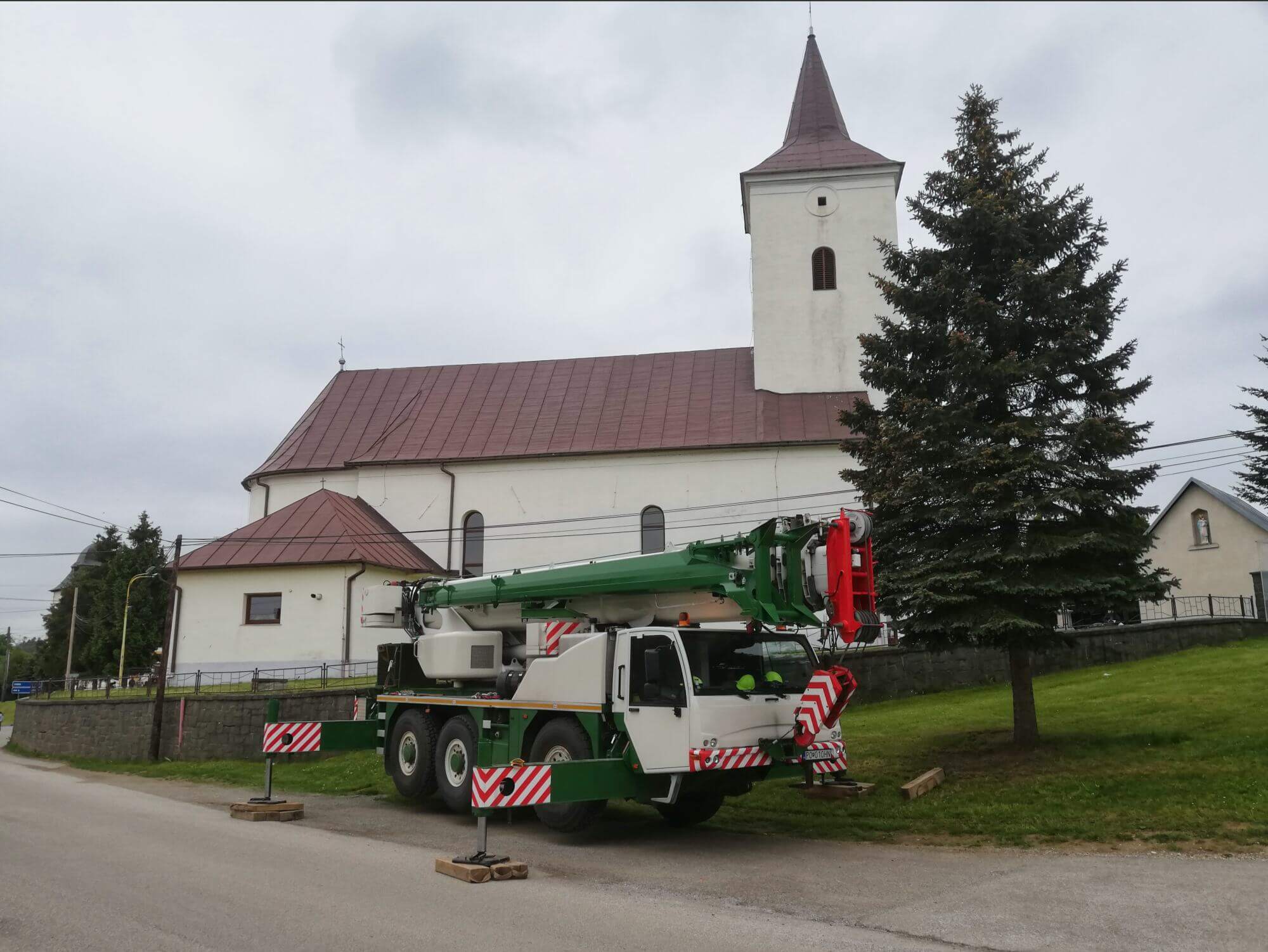 Osadzovanie hodín na kostole v Jarovniciach - TEREX DEMAG AC 55L